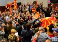 Κοινοβούλιο Σκόπια: Βουλευτής ευχαρίστησε στα ελληνικά Τσίπρα και Κοτζιά για την παραχώρηση της Μακεδονίας (vid)