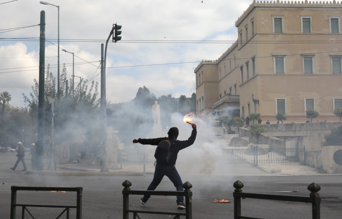 Επεισόδια Σύνταγμα: Ένταση και χημικά σε πορεία μαθητών