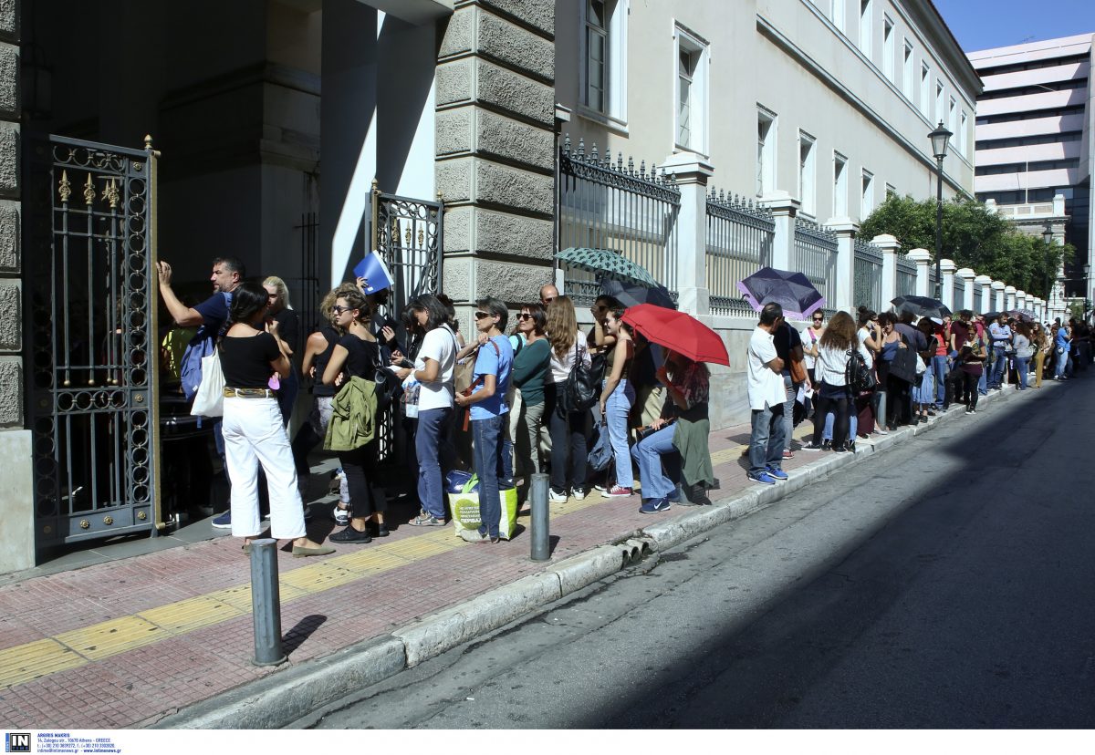 Θέατρο Τέχνης: Ατελείωτες ουρές για τα εισιτήρια των 3 ευρώ (pics)