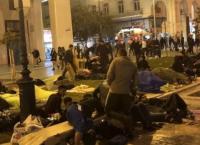 Θεσσαλονίκη: Παράνομοι μετανάστες κοιμούνται πάνω στην πλατεία (pics&vid)