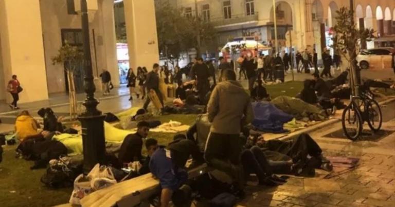 Θεσσαλονίκη: Παράνομοι μετανάστες κοιμούνται πάνω στην πλατεία (pics&vid)