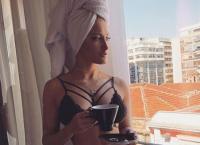 Ιωάννα Τούνη με τα πόδια ανοιχτά: Σάλος με φωτογραφία της σε μνημείο (pic)