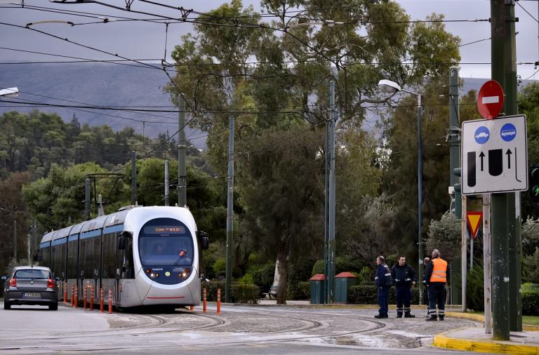Τραμ Νέα Σμύρνη: Παρέσυρε και τραυμάτισε 65χρονο (vid)