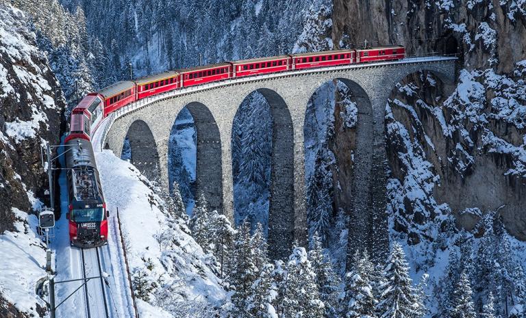 Τρένο 55 τούνελ Άλπεις: Περνά από 55 τούνελ και 196 γέφυρες μέσα στις χιονισμένες Άλπεις (pics)