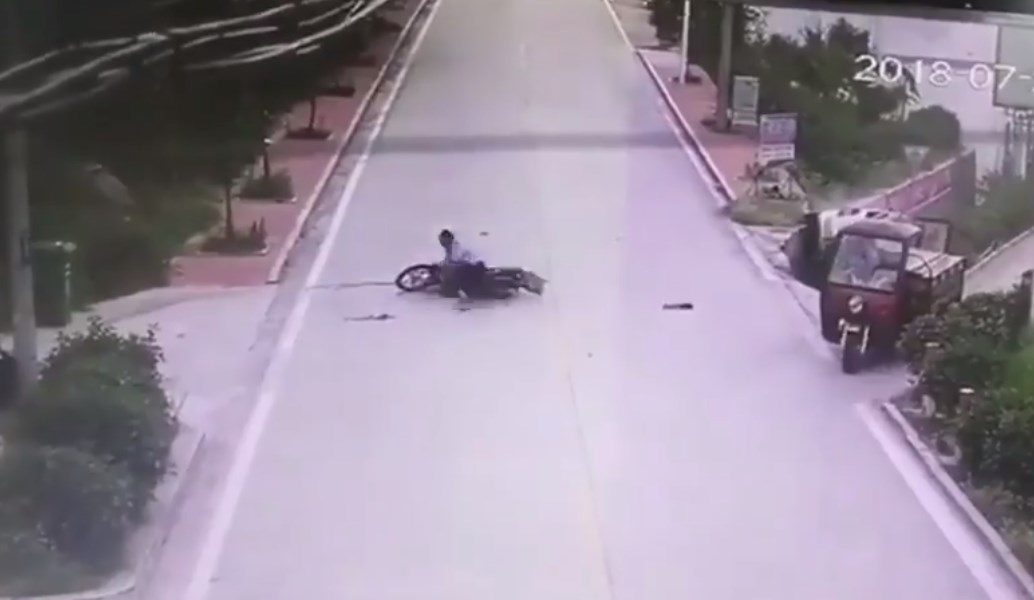 Απίθανο βίντεο: Μοτοσικλετιστής γλιτώνει από σύγκρουση, αλλά κάνει… θέατρο πως τραυματίστηκε (vid)