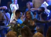 Τα “σπάει”: Το εντυπωσιακό τσιφτετέλι της Χατζηβασιλείου στο γάμο της Μαρίας Μενούνος (vid)