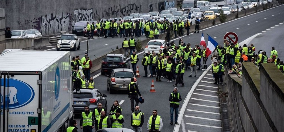 Γαλλία αύξηση τιμών στα καύσιμα: Διαδήλωση στο Παρίσι κατά του Μακρόν (pics)