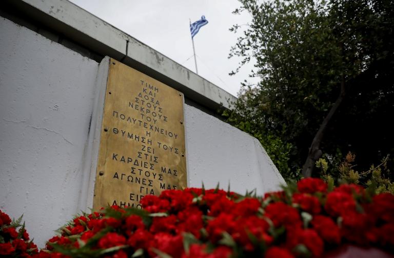 17 Νοέμβρη: Ένταση στην Πολυτεχνική του ΑΠΘ κατά την κατάθεση στεφάνων (pics)