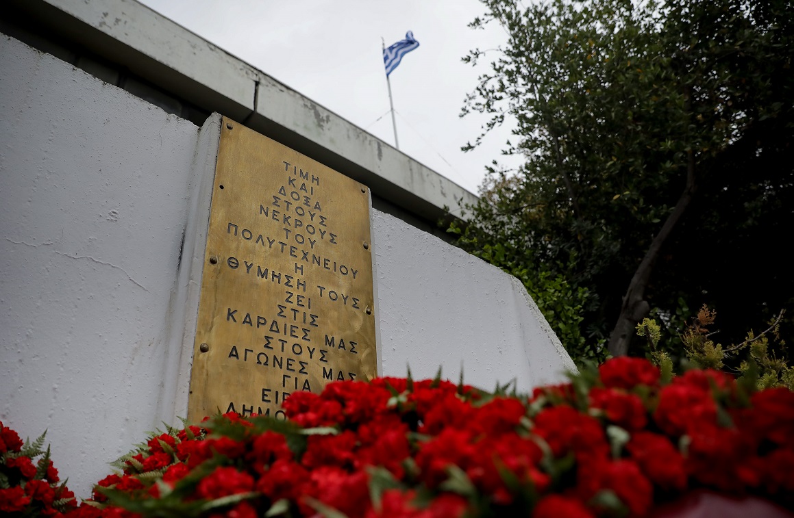 17 Νοέμβρη: Ένταση στην Πολυτεχνική του ΑΠΘ κατά την κατάθεση στεφάνων (pics)
