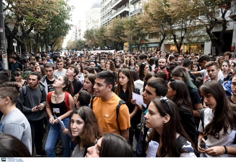 Μακεδονία Ελλάδα: Μαθητικό συλλαλητήριο στα Προπύλαια, ενάντια στις “εθνικιστικές καταλήψεις”