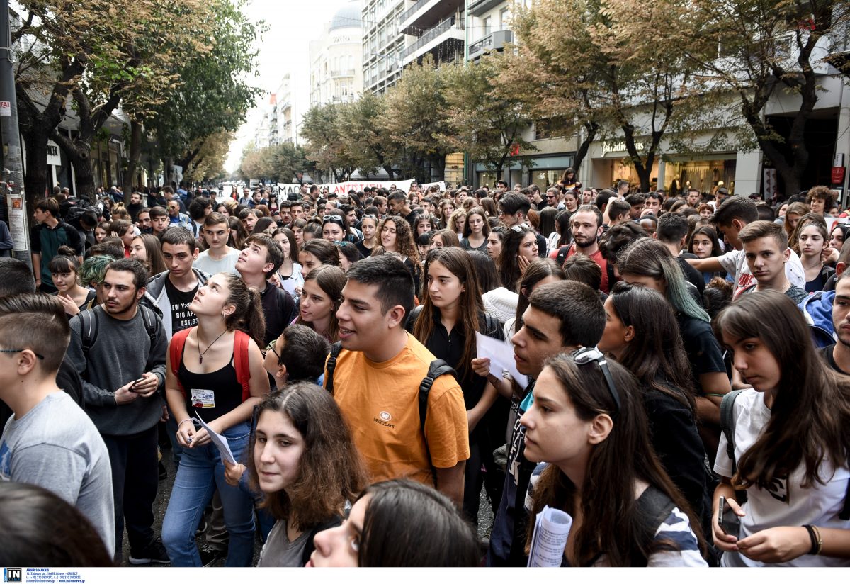 Μακεδονία Ελλάδα: Μαθητικό συλλαλητήριο στα Προπύλαια, ενάντια στις “εθνικιστικές καταλήψεις”