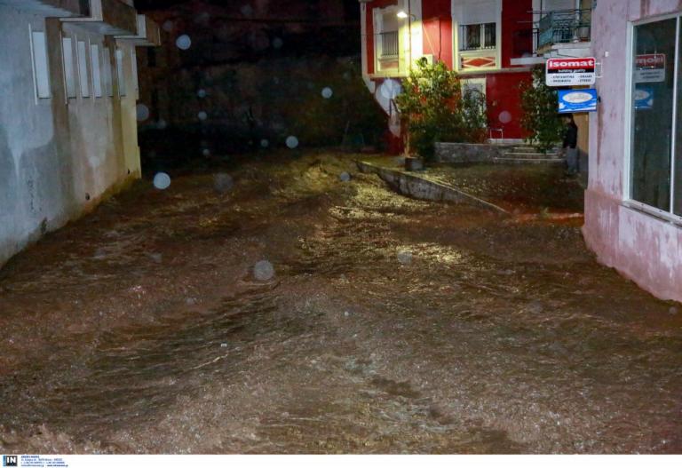 Κακοκαιρία Πηνελόπη: Νύχτα καταστροφής στη Λέσβο – Τόνοι λάσπης πλημμύρισαν τους δρόμους (pics)