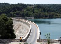 Λίμνη Μαραθώνα: Εκδρομή στον παράδεισο της Αττικής – Ιδανική επιλογή για μία μονοήμερη απόδραση (vid)