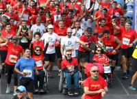 Εθελοντές μαραθωνοδρόμοι του Ομίλου ΟΤΕ διένυσαν τα 42χλμ μαζί με αθλητές με αμαξίδιο του MDA Ελλάς