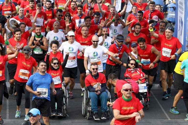 Εθελοντές μαραθωνοδρόμοι του Ομίλου ΟΤΕ διένυσαν τα 42χλμ μαζί με αθλητές με αμαξίδιο του MDA Ελλάς