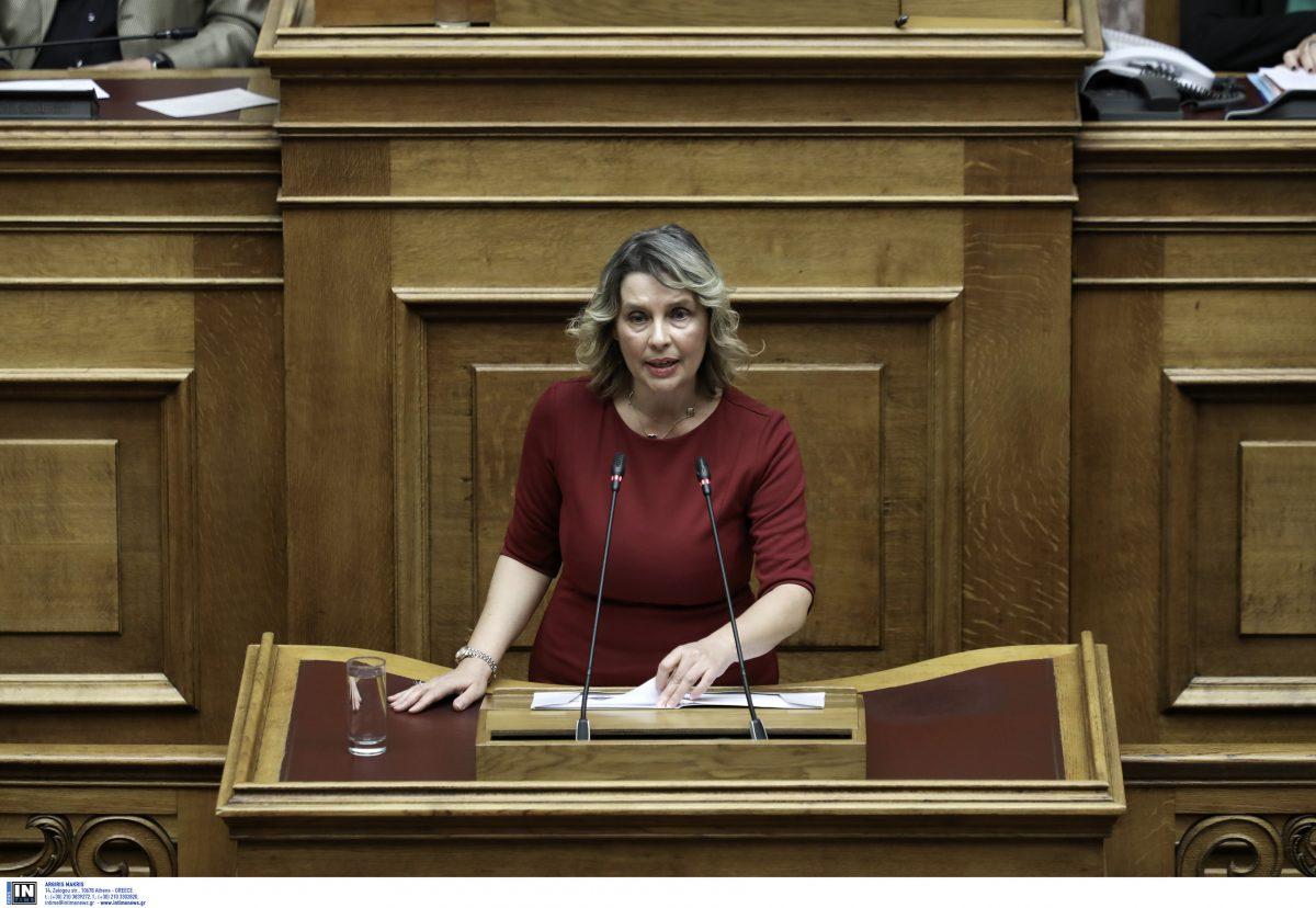 Παπακώστα για επιτόκια: “Να μειωθούν σημαντικά σε υπερχρεωμένα νοικοκυριά”