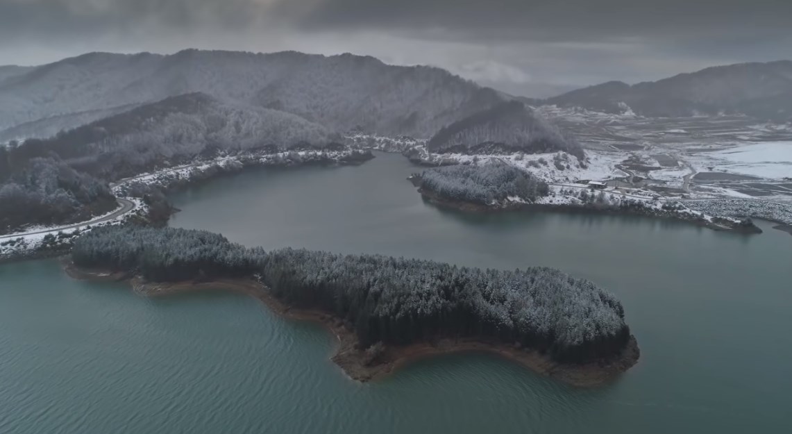 Πρώτα χιόνια: Στα λευκά τα βουνά της Ηπείρου – Εκπληκτικές εικόνες από τις Πηγές του Αωού (vid)