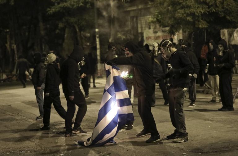 Πολυτεχνείο τώρα: Σε “πεδίο μάχης” μετατράπηκαν τα Εξάρχεια