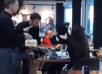 Σερβιτόροι πετάνε τούρτα σε αγενείς πελάτισσες (vid)