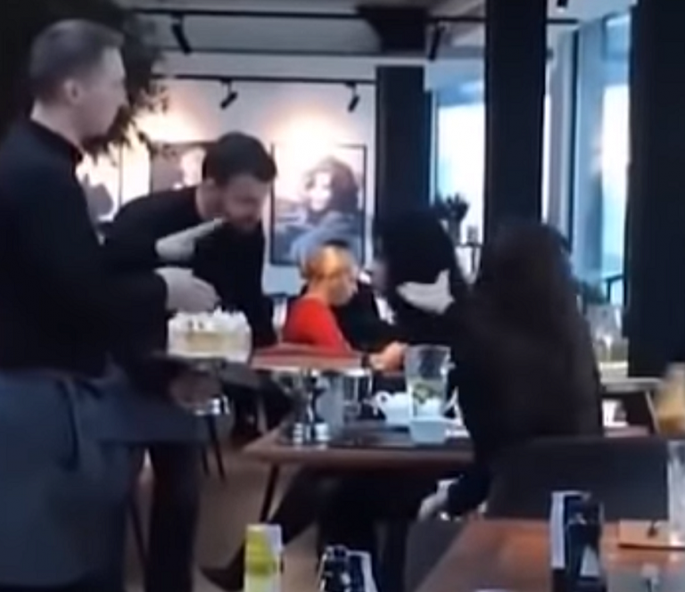 Σερβιτόροι πετάνε τούρτα σε αγενείς πελάτισσες (vid)