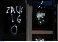 Επίθεση σε τράπεζα Ζωγράφου: Άγνωστοι έγραψαν συνθήματα για τον Ζακ Κωστόπουλο (pics)