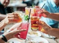 Hangover: Πώς θα γλιτώσετε τον πονοκέφαλο μετά από αλκοόλ και ξενύχτι