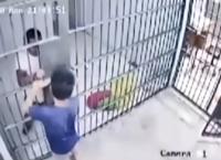 Viral: Απίστευτη απόδραση – Έκλεισε τον αστυνομικό στο κελί και το ‘σκασε (vid)
