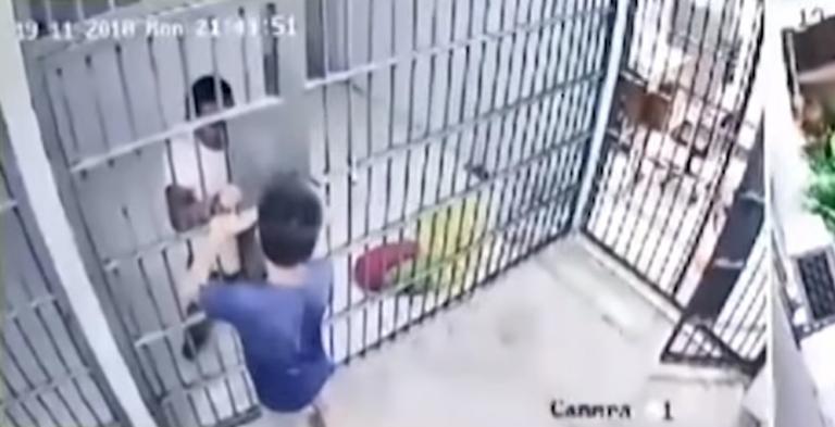 Viral: Απίστευτη απόδραση – Έκλεισε τον αστυνομικό στο κελί και το ‘σκασε (vid)