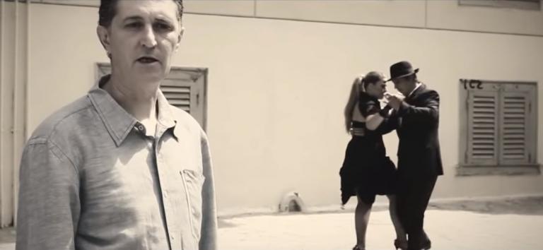 Ισπανικό τραγούδι: Οι στίχοι του είναι μόνο με ελληνικές λέξεις