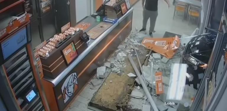 Φλόριντα αυτοκίνητο: Καρφώθηκε στην είσοδο εστιατορίου (vid)