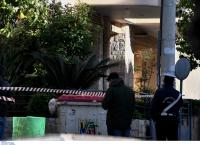 Ντογιάκος: Η στιγμή που πυροτεχνουργοί μεταφέρουν την βόμβα έξω από το σπίτι του (vid)