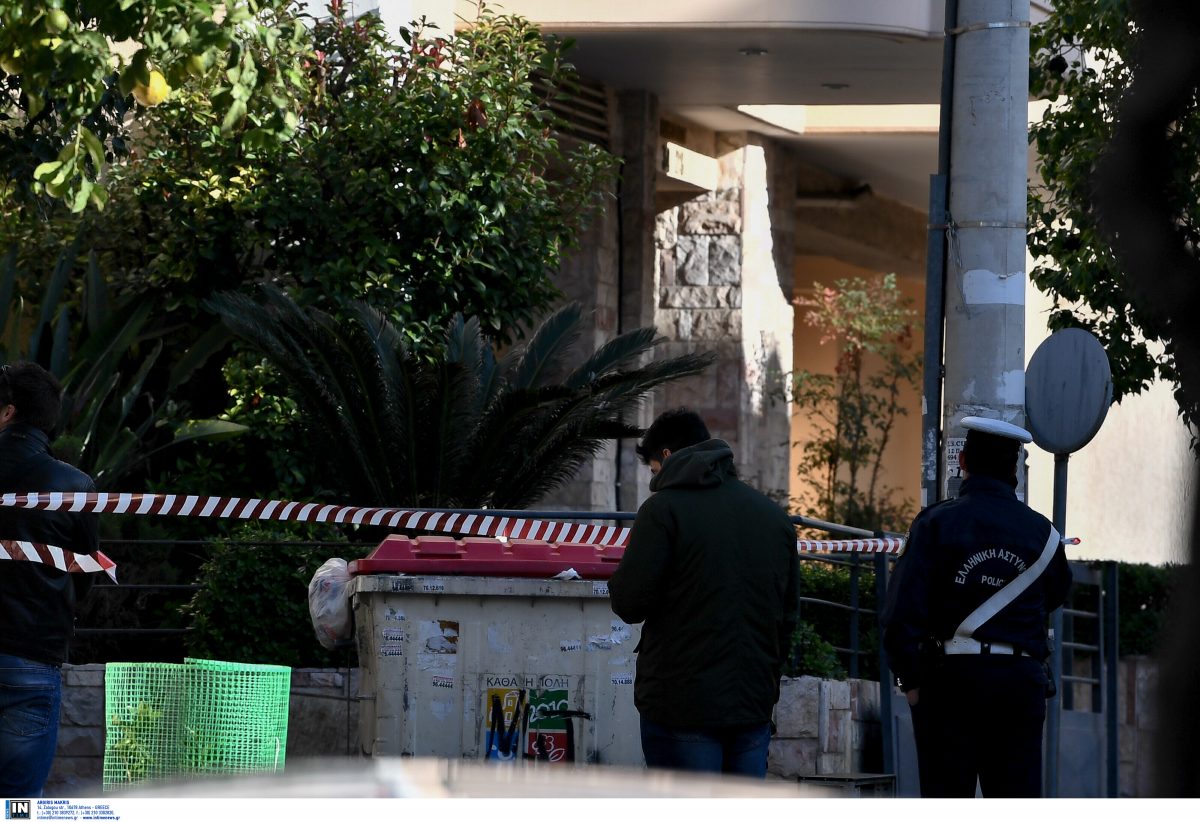 Ντογιάκος: Η στιγμή που πυροτεχνουργοί μεταφέρουν την βόμβα έξω από το σπίτι του (vid)