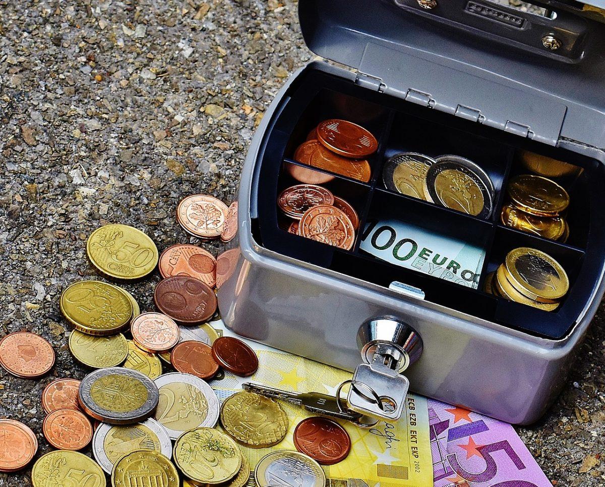 Εύκολη αποταμίευση: Πώς να βάλετε 1.500 ευρώ στην άκρη σε ένα χρόνο