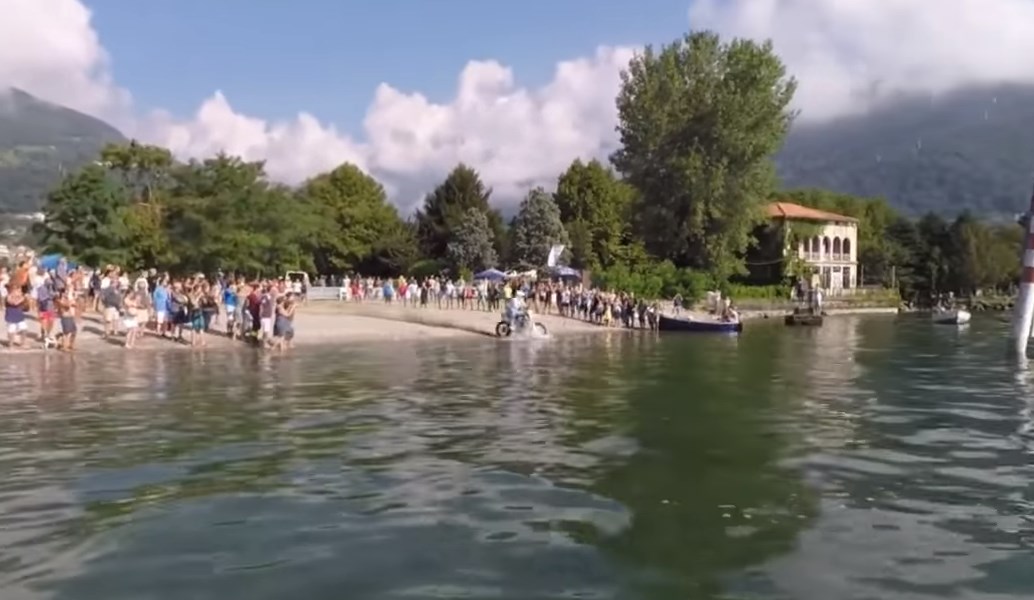 Απίθανο: Ο Luca Colombo διέσχισε μια λίμνη 5 χιλιομέτρων με τη μηχανή του (vid)