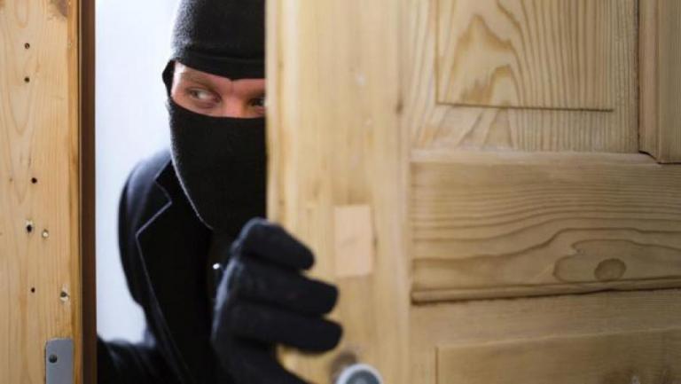 Λαμία: Διαρρήκτης μπήκε να κλέψει και έφυγε μαχαιρωμένος