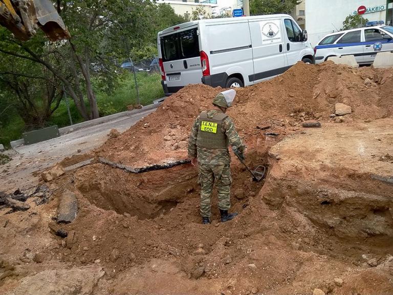 Δήμος Ιλίου: Απομάκρυνση πολεμικού υλικού από κεντρικό δρόμο (pics)