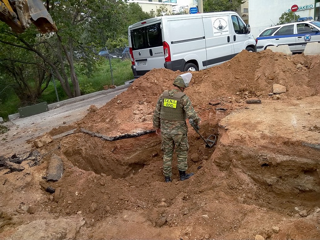 Δήμος Ιλίου: Απομάκρυνση πολεμικού υλικού από κεντρικό δρόμο (pics)