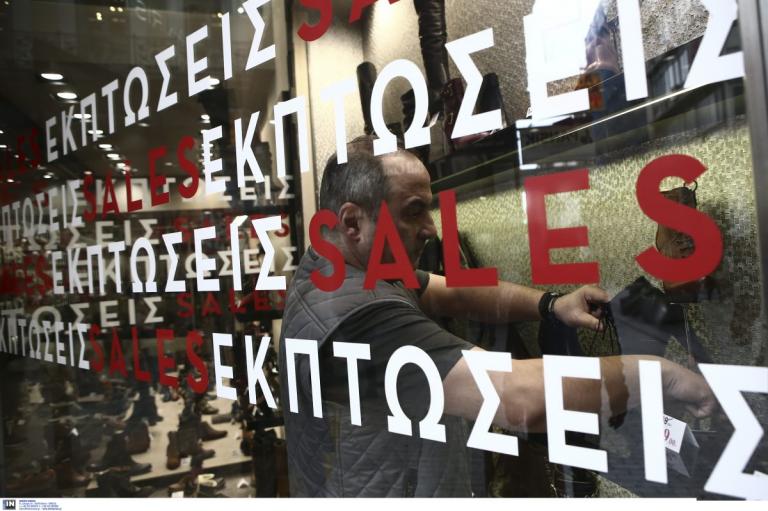 Έμποροι Αθήνας: Παρωχημένος θεσμός οι ενδιάμεσες εκπτώσεις – Να καταργηθεί