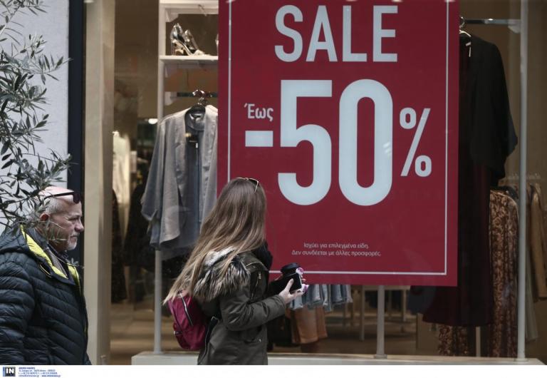 Ενδιάμεσες φθινοπωρινές εκπτώσεις: Το “ντεμπούτο” και οι συμβουλές για τους καταναλωτές