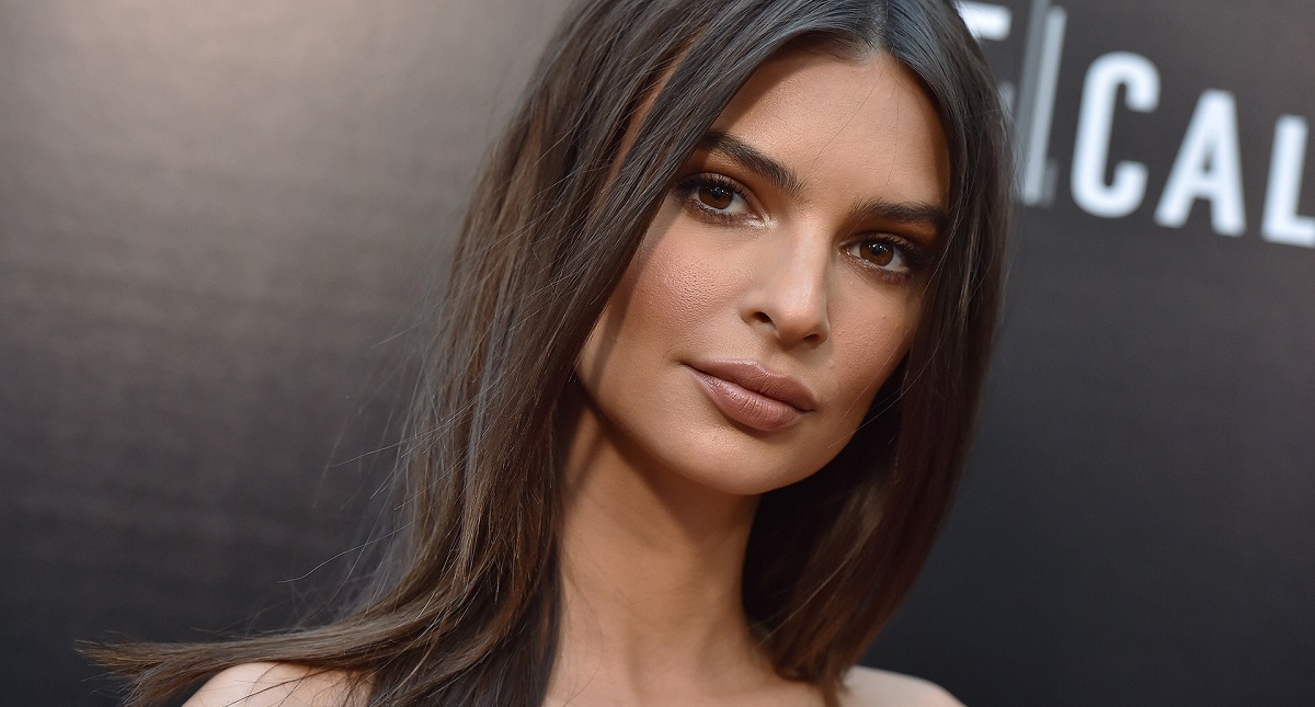 Emily Ratajkowski: Η πόζα με το “καυτό” μαγιό που έριξε το Instagram (pics)