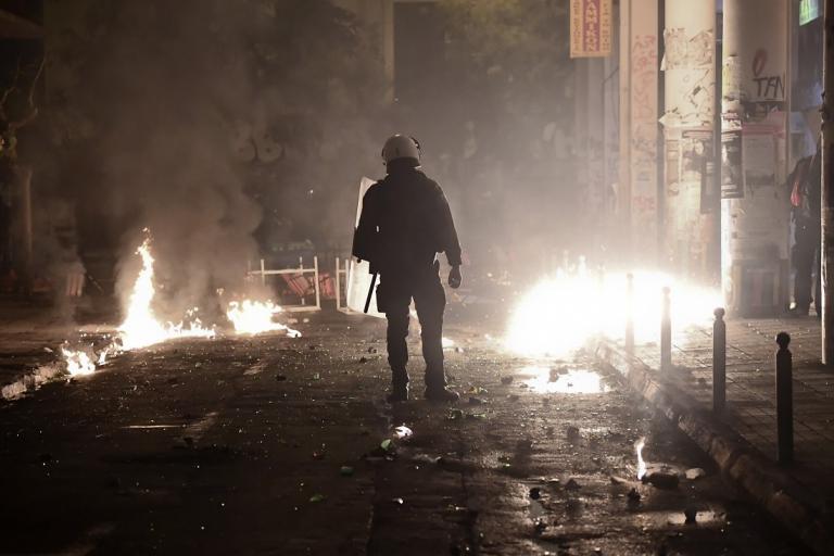 Επεισόδια τώρα: Ένταση στη Θεσσαλονίκη – Μολότοφ και χημικά έξω από το Πολυτεχνείο