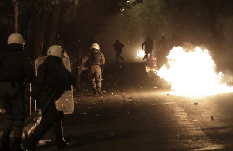 Επεισόδια τώρα: Ένταση και δακρυγόνα μετά την πορεία για την επέτειο του Πολυτεχνείου (pics&vids)