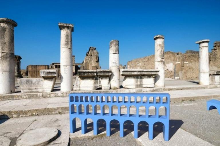 «Η πόλη είναι κινητή»: Σειρά επίπλων εμπνευσμένα από την κλασική αρχαιότητα