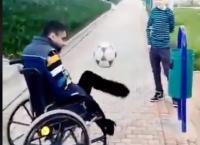 Viral: Άνθρωπος σε αναπηρικό καροτσάκι, με κομμένα πόδια, κάνει “γκελάκια” με την μπάλα (vid)