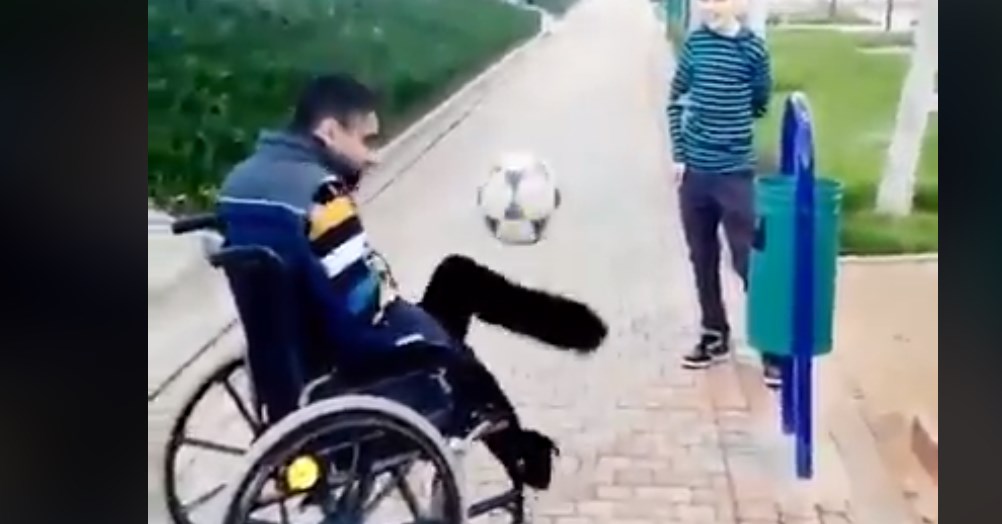 Viral: Άνθρωπος σε αναπηρικό καροτσάκι, με κομμένα πόδια, κάνει “γκελάκια” με την μπάλα (vid)