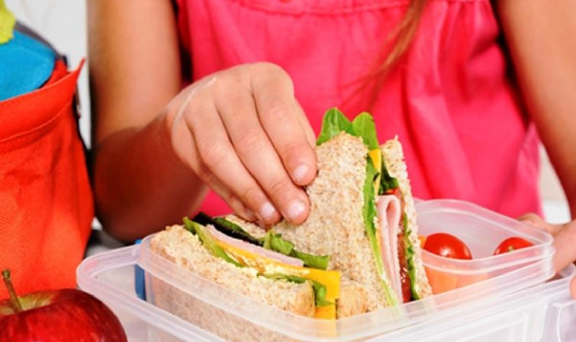 Σχολικά γεύματα: Ξεκινά η διανομή ζεστών γευμάτων στα σχολεία