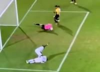 Το γκολ της χρονιάς: Βοηθούσε τραυματία συμπαίκτη του, σκόραρε και επέστρεψε για τον βοηθήσει! (vid)