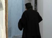 Παπάς άφησε την κηδεία στη μέση και έφυγε γιατί είχε… υπηρεσία