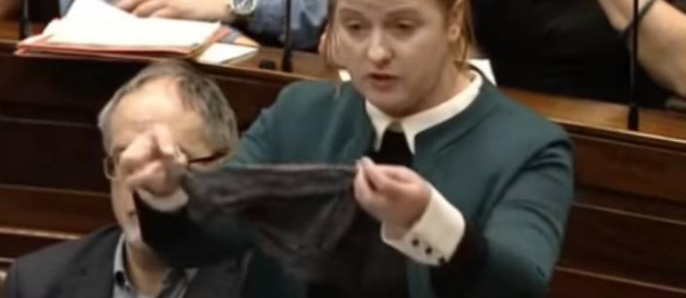 Σεξουαλική παρενόχληση: Βουλευτής ύψωσε στρινγκ μέσα στο Κοινοβούλιο (vid)