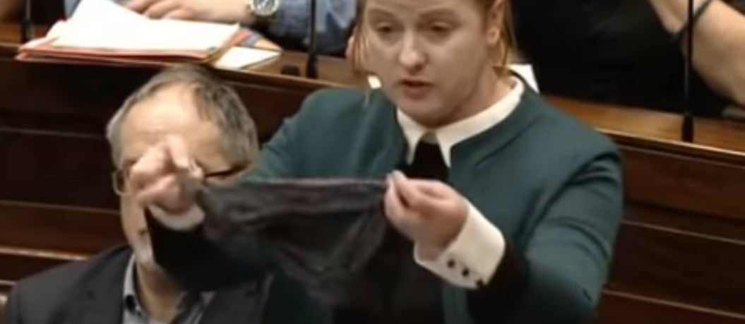 Σεξουαλική παρενόχληση: Βουλευτής ύψωσε στρινγκ μέσα στο Κοινοβούλιο (vid)